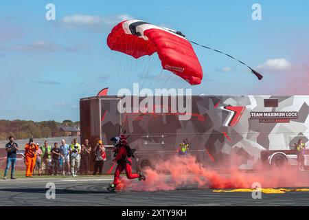 British Motor Show 2024, in Farnborough, Hampshire, England, Vereinigtes Königreich vom 15. bis 18. August 2024. Tag 2 der jährlichen Veranstaltung im Farnborough International Exhibition Centre. Die Red Devils British Army Parachute Display Team Himmel tauchte in die Arena ein. Stockfoto