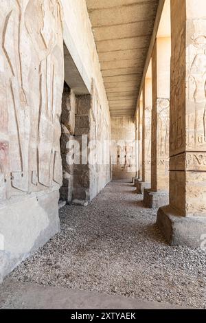 Tempel des Abydos, Tempel von Seti I., Porctico mit Säulen und Relief, Westufer des Nils, Sohag (Suhag, Suhaj), Ägypten, Nordafrika, Afrika Stockfoto