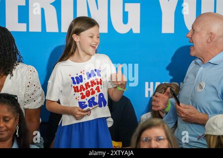 Eine junge Unterstützerin des demokratischen Präsidentschaftskandidaten, US-Vizepräsidentin Kamala Harris, nimmt an ihrer Wahlkampfveranstaltung am Wake Technical Community College am 16. August 2024 in Raleigh, North Carolina, Teil. (Foto: Julia Beverly/Alamy) NUR FÜR REDAKTIONELLE ZWECKE. Credit: Julia Beverly/Alamy Live News Stockfoto