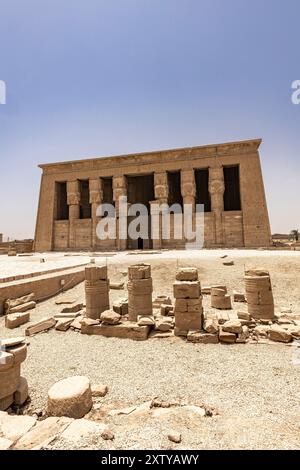 Dendera(Denderah) Tempelkomplex, Fassade des Hathor Tempels, Gouvernement Qena, Ostufer des Nils, Ägypten, Nordafrika, Afrika Stockfoto