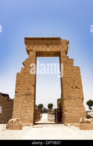 Dendera(Denderah) Tempelkomplex, Hathor-Tempel, Tor von Domitian und Trajan, Gouvernement Qena, Ostufer des Nils, Ägypten, Nordafrika, Afrika Stockfoto