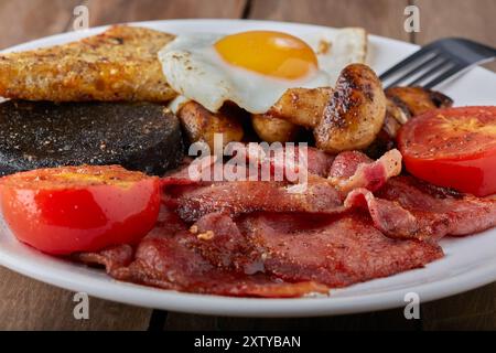 Warmes Frühstück inklusive Schwarzpudding. Stockfoto