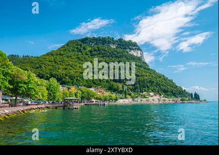 Malerischer Blick auf den Place Garda, Italien, am Ufer des Sees mit seinem charakteristischen Berg ¨Rocca di Garda¨. Stockfoto