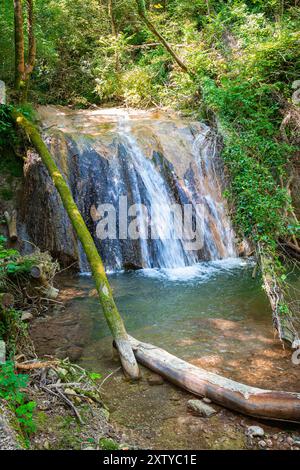 Malerischer Blick auf einen Wasserfall im Molina Falls Park in den südlichen italienischen Alpen, nördlich von Verona, Italien. Stockfoto