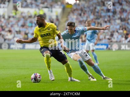 Matt Phillips von Oxford United (links) ist eine Herausforderung von Luis Binks (rechts) von Coventry City während des Sky Bet Championship Matches in der Coventry Building Society Arena in Coventry. Bilddatum: Freitag, 16. August 2024. Stockfoto