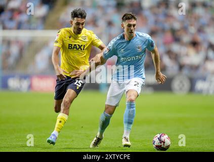 Luis Binks von Coventry City (rechts) ist eine Herausforderung von Idris El Mizouni (links) von Oxford United während des Sky Bet Championship Matches in der Coventry Building Society Arena in Coventry. Bilddatum: Freitag, 16. August 2024. Stockfoto