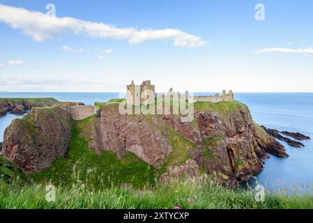 Viw von Dunnottar Clastle, der an einem klaren Sommertag auf einem Felsvorsprung thront Stockfoto