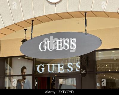 Belgrad, Serbien - 16. Juni 2024: Außenbeschilderung von Guess Outlet mit berühmtem Logo und Branding Stockfoto