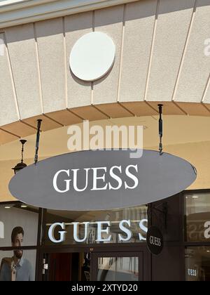 Belgrad, Serbien - 16. Juni 2024: Außenbeschilderung von Guess Outlet mit berühmtem Logo und Branding Stockfoto