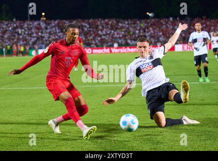 Ulm, Deutschland. August 2024. Michael Olise (FCB 17) unterstützt 0-3 und tritt um Ball, Tackling, Duell, Header, zweikampf, Action, Kampf gegen Niklas Koelle, SSV Ulm 17 im Spiel SSV ULM - FC BAYERN MÜNCHEN DFB-Pokal, Deutscher Fußball-Cup, 1.Runde am 16. August 2024 in Ulm. Saison 2024/2025 Fotograf: ddp-Bilder/STAR-Bilder - DFB-VORSCHRIFTEN VERBIETEN JEDE VERWENDUNG VON FOTOGRAFIEN als BILDSEQUENZEN und/oder QUASI-VIDEO - Credit: ddp Media GmbH/Alamy Live News Stockfoto