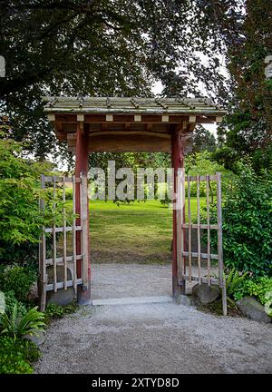 Landschaftsfotografie von Holztor im Park, Garten im japanischen Stil, Botanik; Stein; Gras; bush; Schönheit; friedlich; Wald, Schottland, Dollar Stockfoto