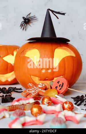 Freundlich aussehende Halloween-geschnitzte leuchtende Kürbis-Throw-Up-Bonbon-Explosion, lustiges Konzept Stockfoto