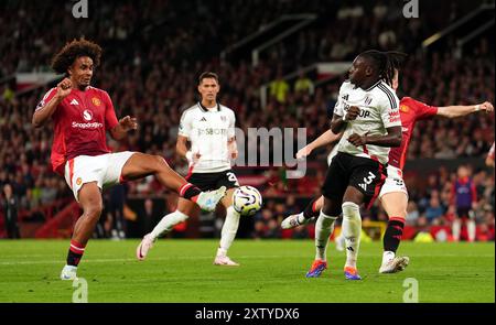 Joshua Zirkzee von Manchester United erzielt das erste Tor des Spiels während des Premier League-Spiels in Old Trafford, Manchester. Bilddatum: Freitag, 16. August 2024. Stockfoto