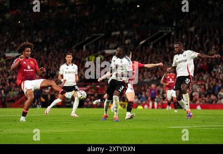 Joshua Zirkzee von Manchester United erzielt das erste Tor des Spiels während des Premier League-Spiels in Old Trafford, Manchester. Bilddatum: Freitag, 16. August 2024. Stockfoto