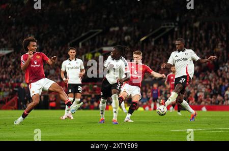 Joshua Zirkzee von Manchester United erzielt das erste Tor des Spiels während des Premier League-Spiels in Old Trafford, Manchester. Bilddatum: Freitag, 16. August 2024. Stockfoto