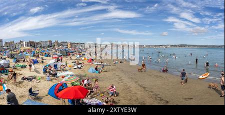 Panorama of crowded beach on a hot  summers day in Weymouth, Dorset, UK on 16 August 2024 Stockfoto