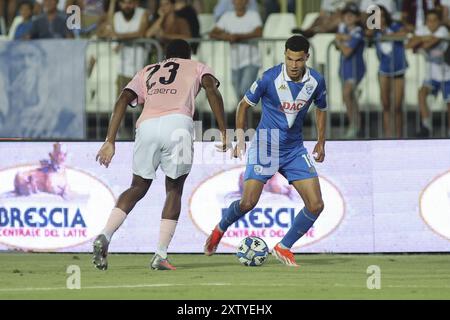 Alexander Jallow von Brescia Calcio FC trittÂ am 16. August 2024 im Mario Rigamonti Stadion in Brescia gegen Palermo FC gegen Salim Diakite FC um den Ball 2024-25 an. Stockfoto