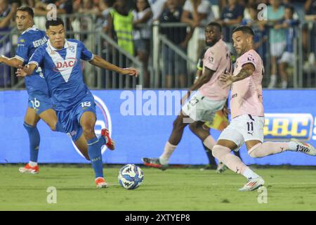 Alexander Jallow von Brescia Calcio FC tritt am 16. August 2024 mit Roberto Insigne vom Palermo FC beim Spiel Brescia Calcio FC gegen Palermo FC, 1Â° Serie BKT 2024-25 im Mario Rigamonti Stadion in Brescia, Italien, um den Ball an. Stockfoto