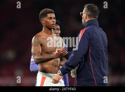 Marcus Rashford von Manchester United und Manchester United Trainer Ruud van Nistelrooy nach dem letzten Pfiff des Premier League-Spiels in Old Trafford, Manchester. Bilddatum: Freitag, 16. August 2024. Stockfoto