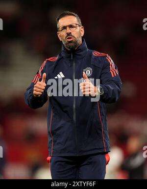 Manchester United Trainer Ruud van Nistelrooy nach dem letzten Pfiff des Premier League-Spiels in Old Trafford, Manchester. Bilddatum: Freitag, 16. August 2024. Stockfoto