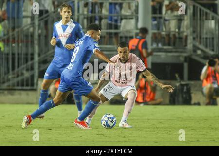 Alexander Jallow von Brescia Calcio FC tritt am 16. August 2024 mit Roberto Insigne vom Palermo FC beim Spiel Brescia Calcio FC gegen Palermo FC, 1Â° Serie BKT 2024-25 im Mario Rigamonti Stadion in Brescia, Italien, um den Ball an. Stockfoto