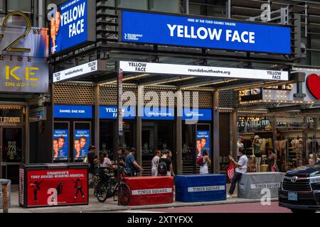 Das Haimes Theatre Marquee in der 42nd Street zeigt das Stück „Yellow Face“ in New York City, USA, 2024 Stockfoto