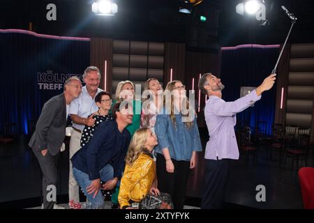 Gruppenfoto Selfie mit allen Gaesten, v.l. Martin BRAMBACH, Schauspieler, Peter NEURURER, Fussballtrainer Rita SUESSMUTH, Politikerin Matze KNOP, Komikerin, Susan LINK, Moderatorin, Christine SOMMER, Schauspielerin, vorn Joelina DREWS, Saengerin, Vivien NEUFELD, verlor Familienangehoerige beim Ahrtalhochwasser, Micky BEISENHERZ, Moderator, zu Gast in der Sendung ,,Koelner Treff,, im WDR Fernsehen, 16.08.2024. *** Gruppenfoto-Selfie mit allen Gästen, von links Martin BRAMBACH, Schauspieler, Peter NEURURER, Fußballtrainer Rita SUESSMUTH, Politiker Matze KNOP, Komiker, Susan LINK, Moderatorin, Christine SOM Stockfoto