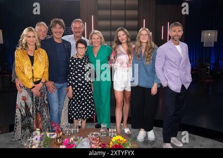 Gruppenfoto mit allen Gaesten, v.l. Christine SOMMER, Schauspielerin, Martin BRAMBACH, Schauspieler, Matze KNOP, Comedian, Peter NEURURER, Fussballtrainer Rita SUESSMUTH, Politikerin Susan LINK, Moderatorin, Joelina DREWS, Saengerin, Vivien NEUFELD, verlor Familienangehoerige beim Ahrtalhochwasser, Micky BEISENHERZ, Moderator, zu Gast in der Sendung ,,Koelner Treff,, im WDR Fernsehen, 16.08.2024. *** Gruppenfoto mit allen Gästen, links Christine SOMMER, Schauspielerin, Martin BRAMBACH, Schauspieler, Matze KNOP, Comedian Peter NEURURER, Fußballtrainer Rita SUESSMUTH, Politikerin Susan LINK, Moderatorin Joeli Stockfoto