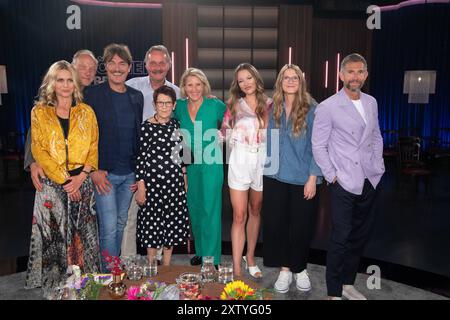 Gruppenfoto mit allen Gaesten, v.l. Christine SOMMER, Schauspielerin, Martin BRAMBACH, Schauspieler, Matze KNOP, Comedian, Peter NEURURER, Fussballtrainer Rita SUESSMUTH, Politikerin Susan LINK, Moderatorin, Joelina DREWS, Saengerin, Vivien NEUFELD, verlor Familienangehoerige beim Ahrtalhochwasser, Micky BEISENHERZ, Moderator, zu Gast in der Sendung ,,Koelner Treff,, im WDR Fernsehen, 16.08.2024. *** Gruppenfoto mit allen Gästen, links Christine SOMMER, Schauspielerin, Martin BRAMBACH, Schauspieler, Matze KNOP, Comedian Peter NEURURER, Fußballtrainer Rita SUESSMUTH, Politikerin Susan LINK, Moderatorin Joeli Stockfoto