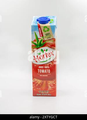 Kiew, Ukraine - 26. Mai 2022: Studio Shoot of Hortex Tomato Juice Paket Nahaufnahme auf Weiß. Hortex ist einer der weltweit größten Hersteller von Säften, Stockfoto