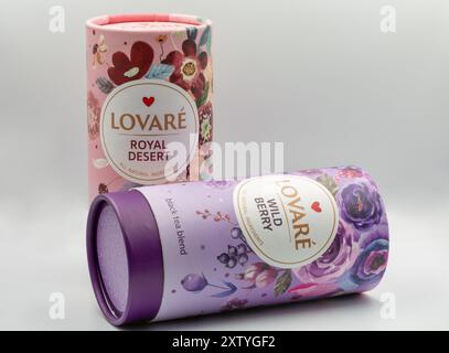 Kiew, Ukraine - 2. September 2022: Studio-Shooting von Lovare Royal Desert Blumenbeere und Wild Berry Schwarztee-Pakete Nahaufnahme auf weiß. Stockfoto