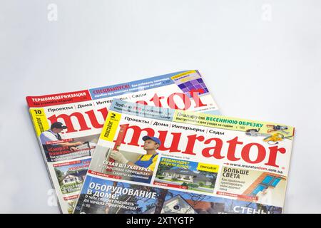 Kiew, Ukraine - 31. Mai 2024: Studio-Shooting der Murator Construction Magazine Closeup auf weiß. Stockfoto