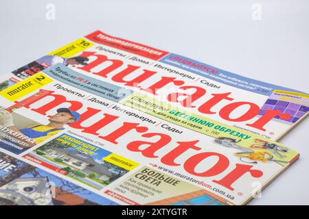 Kiew, Ukraine - 31. Mai 2024: Studio-Shooting der Murator Construction Magazine Closeup auf weiß. Stockfoto
