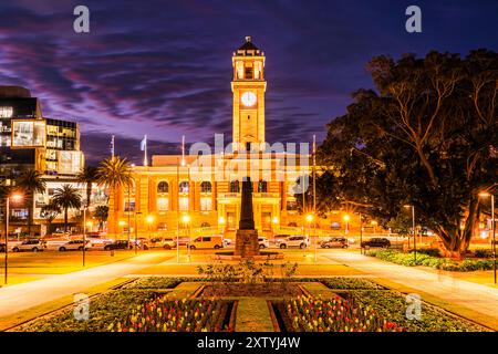 Fassade des historischen Stadthalle-ratsgebäudes in Newcastle City of Australia bei Sonnenuntergang. Stockfoto
