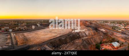 Panoramablick auf die Stadt Broken Hill im australischen Outback bei Sonnenaufgang vom Tagebau bis zum Bahnhof in der Innenstadt. Stockfoto