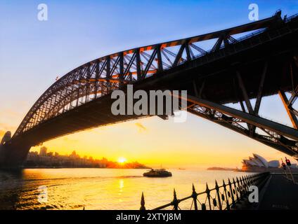 Postkartenblick auf den Sydney Harbour Brückenbogen über den Hafen von Sydney bei Sonnenaufgang in Australien. Stockfoto