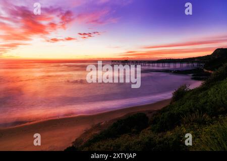 Farbenfrohe, malerische Meereslandschaft am Sonnenaufgang über dem Pazifik vor dem Middle Camp Beach in Australien. Stockfoto