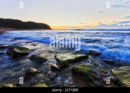 Sonnenaufgang am Hams Beach in der Nähe von Swansea an der Pazifikküste Australiens - malerische Meereslandschaft. Stockfoto