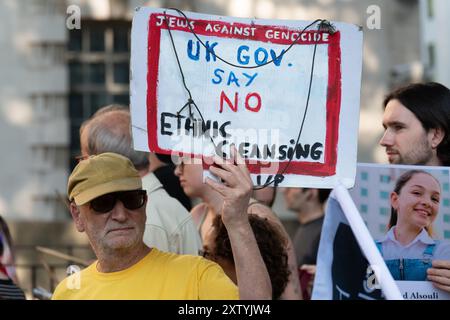 London, Großbritannien. August 2024. Britische Juden der Wahlkampfgruppe Na’amod fordern die britischen Waffenlizenzen für Israel bei einer Kundgebung nahe der Downing Street-Residenz des britischen Premierministers Sir Keir Starmer. Die Gruppe forderte auch einen sofortigen Waffenstillstand und die Freilassung aller Geiseln und lehnte die israelische Besetzung palästinensischer Gebiete ab. Israels Krieg gegen Gaza, der zehn Monate nach Angriffen von Hamas-Militanten andauert, wurde von dem Holocaust-Gelehrten Raz Segal als "Völkermord an Lehrbüchern" bezeichnet. Quelle: Ron Fassbender/Alamy Live News Stockfoto