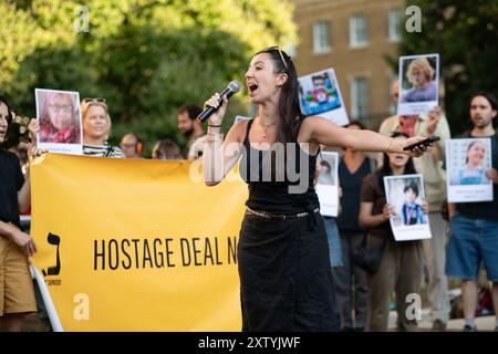 London, Großbritannien. August 2024. Britische Juden der Wahlkampfgruppe Na’amod fordern die britischen Waffenlizenzen für Israel bei einer Kundgebung nahe der Downing Street-Residenz des britischen Premierministers Sir Keir Starmer. Die Gruppe forderte auch einen sofortigen Waffenstillstand und die Freilassung aller Geiseln und lehnte die israelische Besetzung palästinensischer Gebiete ab. Israels Krieg gegen Gaza, der zehn Monate nach Angriffen von Hamas-Militanten andauert, wurde von dem Holocaust-Gelehrten Raz Segal als "Völkermord an Lehrbüchern" bezeichnet. Quelle: Ron Fassbender/Alamy Live News Stockfoto