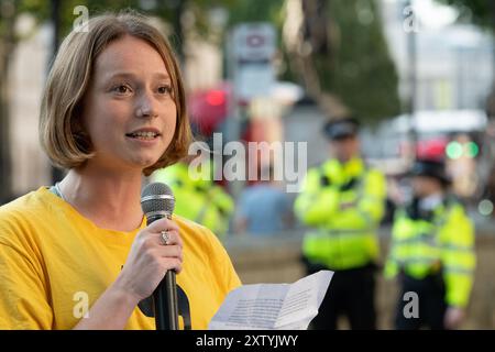 London, Großbritannien. August 2024. Britische Juden der Wahlkampfgruppe Na’amod fordern die britischen Waffenlizenzen für Israel bei einer Kundgebung nahe der Downing Street-Residenz des britischen Premierministers Sir Keir Starmer. Die Gruppe forderte auch einen sofortigen Waffenstillstand und die Freilassung aller Geiseln und lehnte die israelische Besetzung palästinensischer Gebiete ab. Israels Krieg gegen Gaza, der zehn Monate nach Angriffen von Hamas-Militanten andauert, wurde von dem Holocaust-Gelehrten Raz Segal als "Völkermord an Lehrbüchern" bezeichnet. Quelle: Ron Fassbender/Alamy Live News Stockfoto