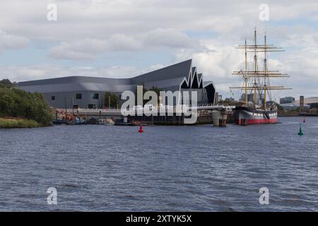 Glasgows berühmte Flusslandschaft mit der neuen Brücke im Bau Stockfoto