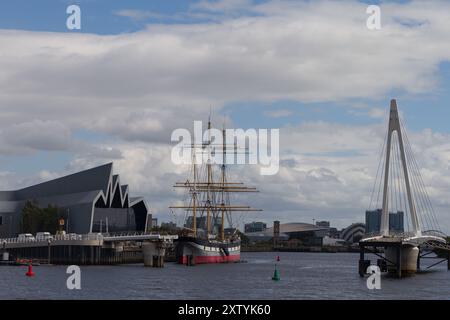 Glasgows berühmte Flusslandschaft mit der neuen Brücke im Bau Stockfoto