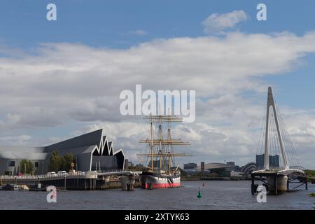 Glasgows berühmte Flusslandschaft mit der neuen Brücke im Bau Stockfoto