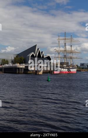 Glasgows berühmte Flusslandschaft mit der neuen Brücke im Bau Stockfoto