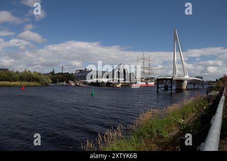 Glasgows berühmte Flusslandschaft mit der neuen Brücke im Bau Stockfoto