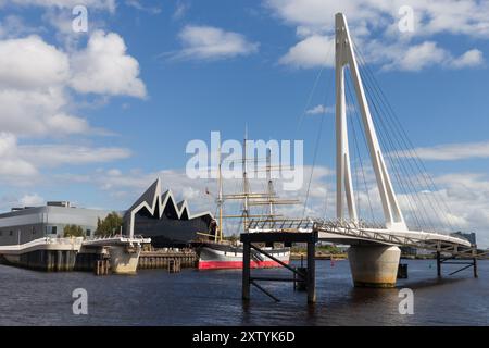 Glasgows berühmte Flusslandschaft mit der neuen Brücke im Bau Stockfoto