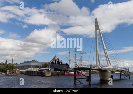 Glasgows berühmte Flusslandschaft mit der neuen Brücke im Bau Stockfoto