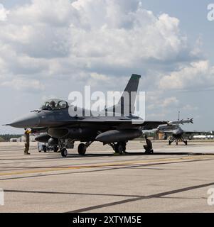 Luftstreitkräfte der US Air Force mit 180th Fighter Wing, Ohio Air National Guard tanken einen F-16 Fighting Falcon während der Übung Northern Strike 24-2 am Flughafen Oscoda-Wurtsmith, Michigan, 14. August 2024. Northern Strike 24-2, eine der größten Vorbereitungsübungen für Reservekomponenten des Verteidigungsministeriums, soll vom 3. Bis 17. August 2024 im National All Domain Warfight Center (NADWC) in Michigan stattfinden. Über 6.300 Teilnehmer aus 32 staaten und Gebieten sowie mehrere internationale Teilnehmer werden sich auf der NADWC zusammenfinden. Der Northern Strike ist die wichtigste Reserve Stockfoto