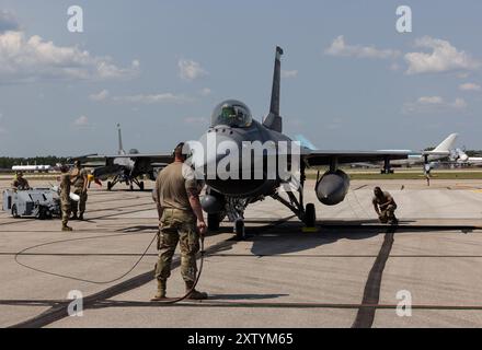 Luftstreitkräfte der US Air Force mit 180th Fighter Wing, Ohio Air National Guard tanken einen F-16 Fighting Falcon während der Übung Northern Strike 24-2 am Flughafen Oscoda-Wurtsmith, Michigan, 14. August 2024. Northern Strike 24-2, eine der größten Vorbereitungsübungen für Reservekomponenten des Verteidigungsministeriums, soll vom 3. Bis 17. August 2024 im National All Domain Warfight Center (NADWC) in Michigan stattfinden. Über 6.300 Teilnehmer aus 32 staaten und Gebieten sowie mehrere internationale Teilnehmer werden sich auf der NADWC zusammenfinden. Der Northern Strike ist die wichtigste Reserve Stockfoto